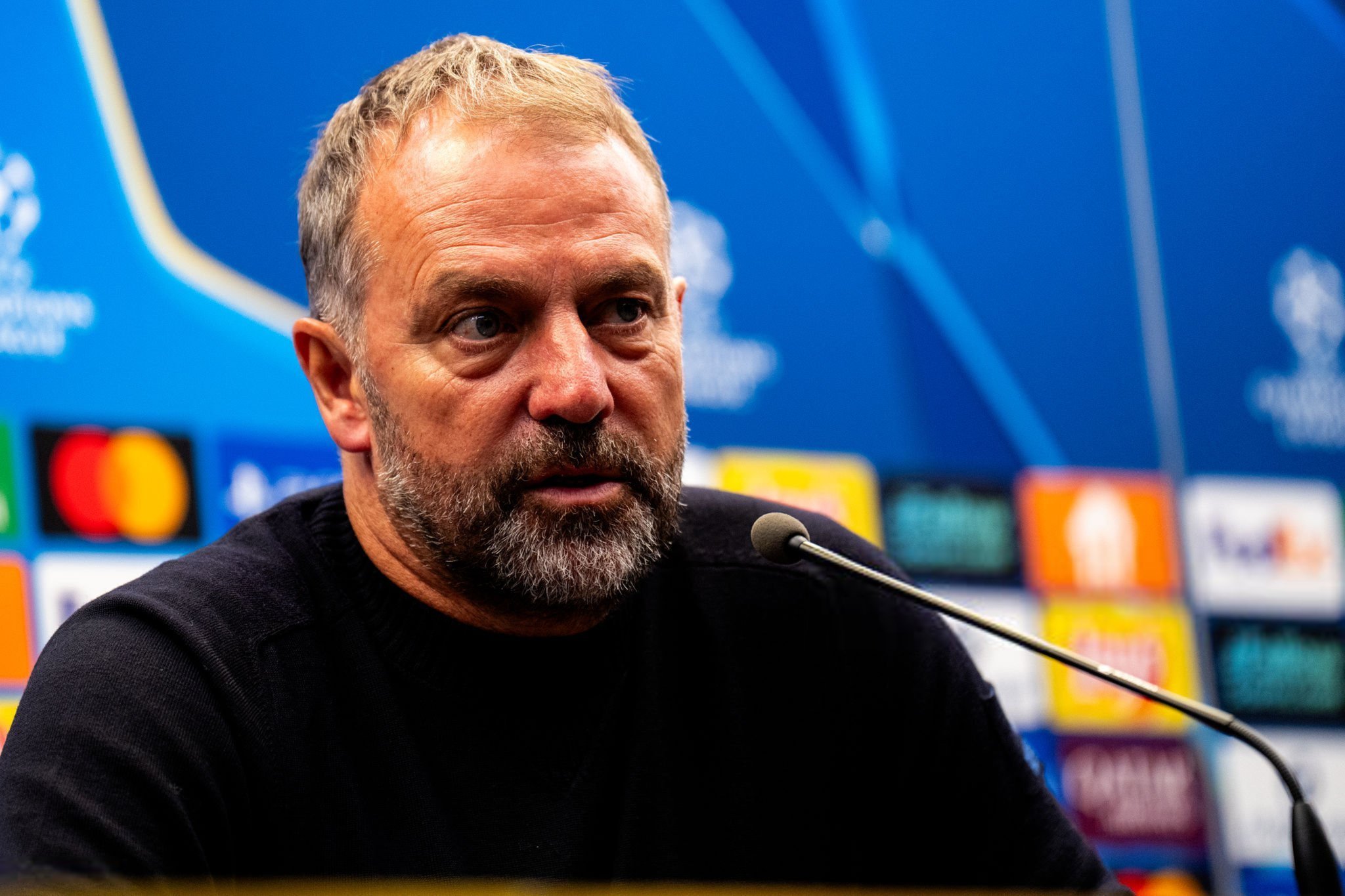 布鲁日3比3巴萨赛后弗里克遭到了很多批评，多名记者询问他是否改变球队风格踢球，