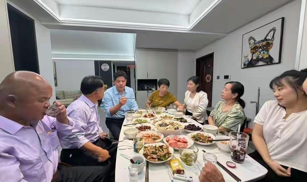 谁能想到，一场认亲家宴，居然被一盘黑乎乎的虫子带火了？山东日照的王先生寻亲成