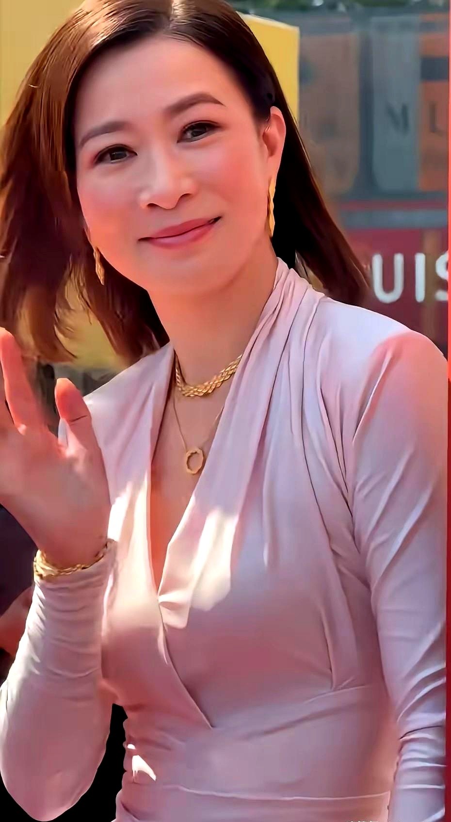 51岁拿了四个影后，身价过亿却偏偏不结婚，佘诗曼到底图什么？她直接甩出底线，绝不养男人，更不接受依附