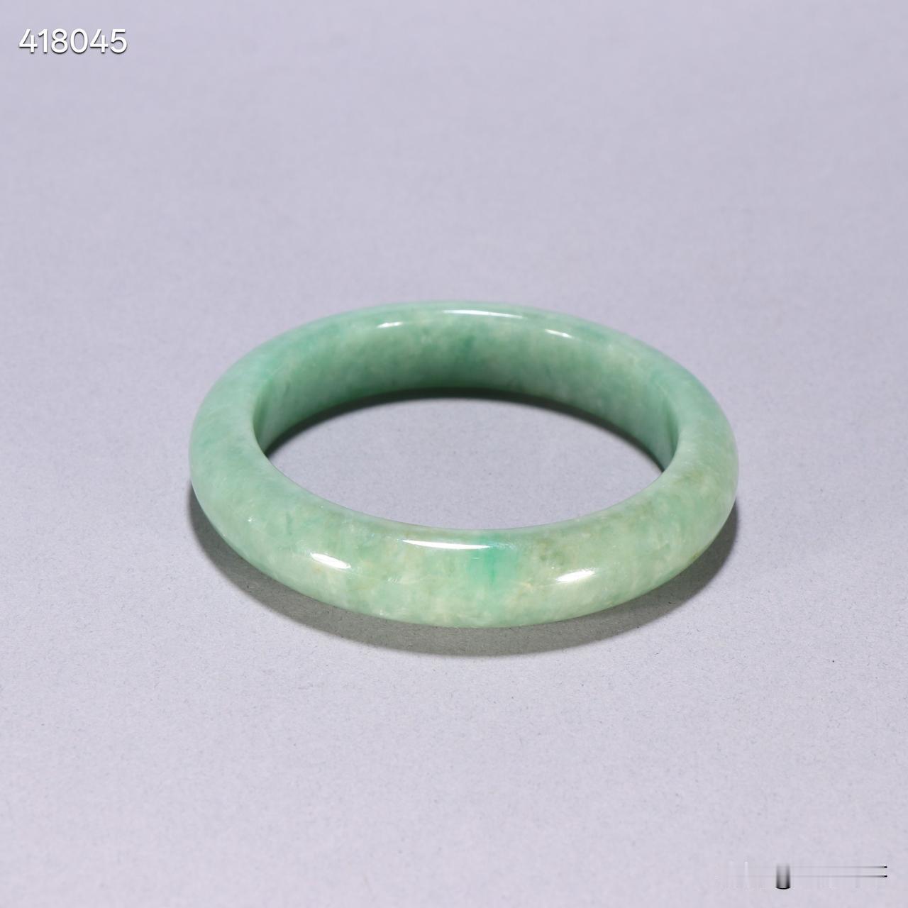 清翡翠手镯规格：内径5.7cm宽1.3cm重67.5g