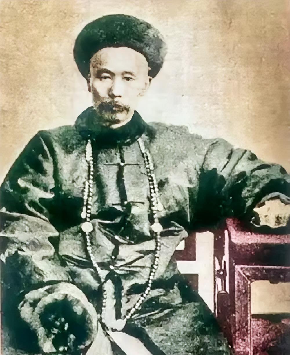 左宗棠收复新疆，粮草断绝。他下令：全军原地娶妻生子！李鸿章闻言大骂：左疯子！三年