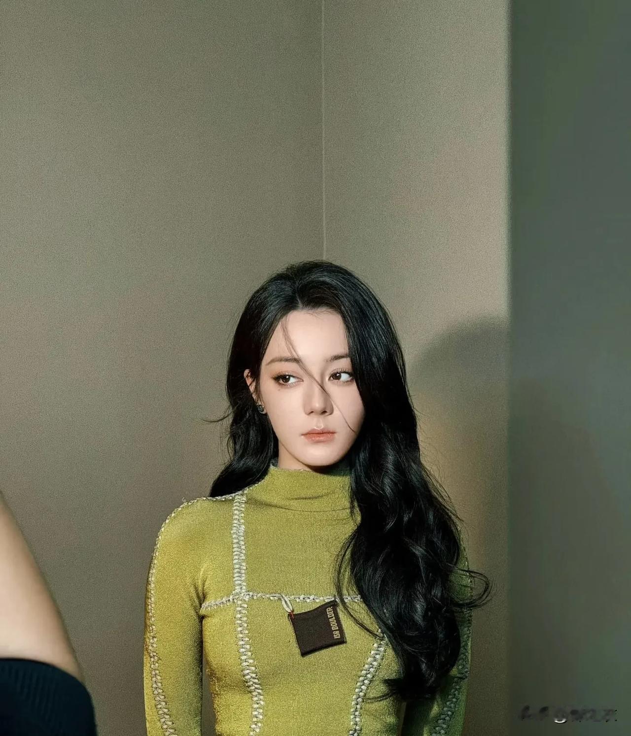 迪丽热巴绿色毛衣的这几张照片，我一直觉得化妆师把热巴本身很优越的鼻子修得太宽了。