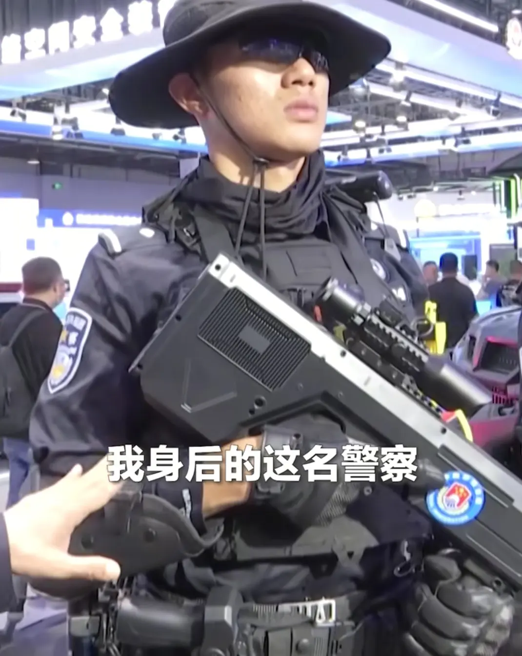 厉害，一身携带36件警用装备。威武霸气。