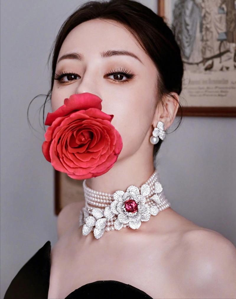 迪丽热巴，太糟心了！3月3日，迪丽热巴被困迪拜24小时，工作室道歉，没想到却