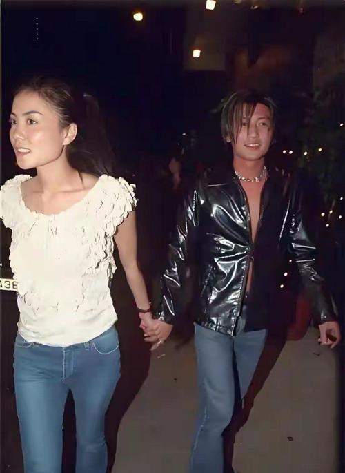 近日，谢霆锋出席香港大学讲座时，手腕上的卡地亚LOVE手镯引发热议。据悉这是他与