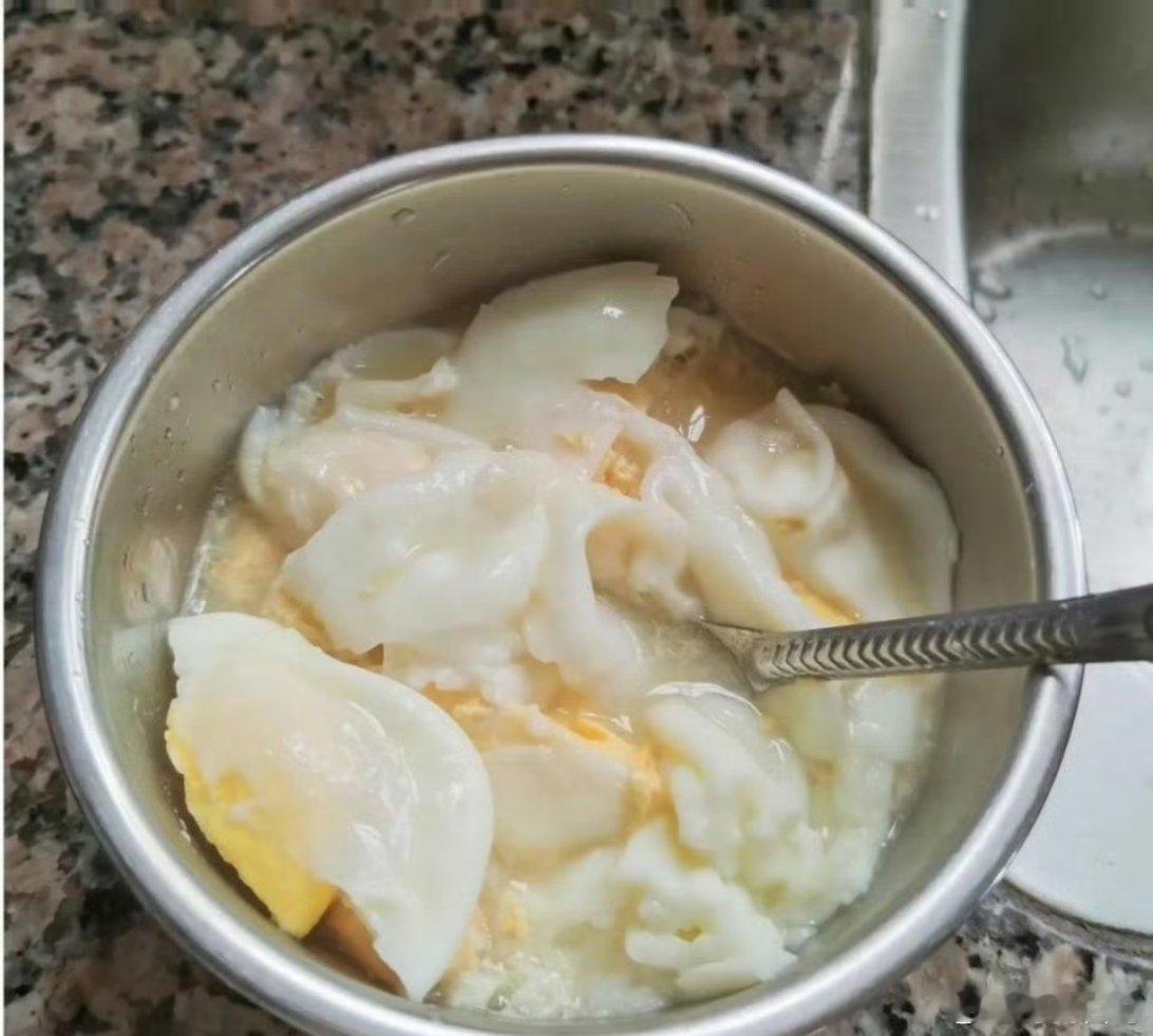 网友：左边是现女友做的饭，右边是前女友做的饭，突然有点后悔了