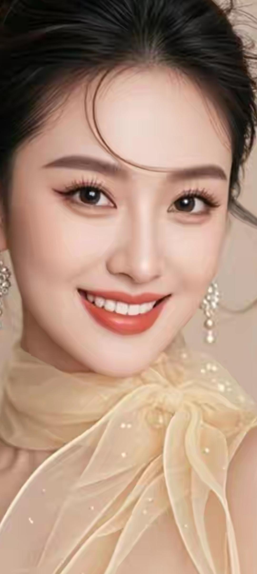 优雅微笑，珍珠耳环闪耀，温柔气质满满