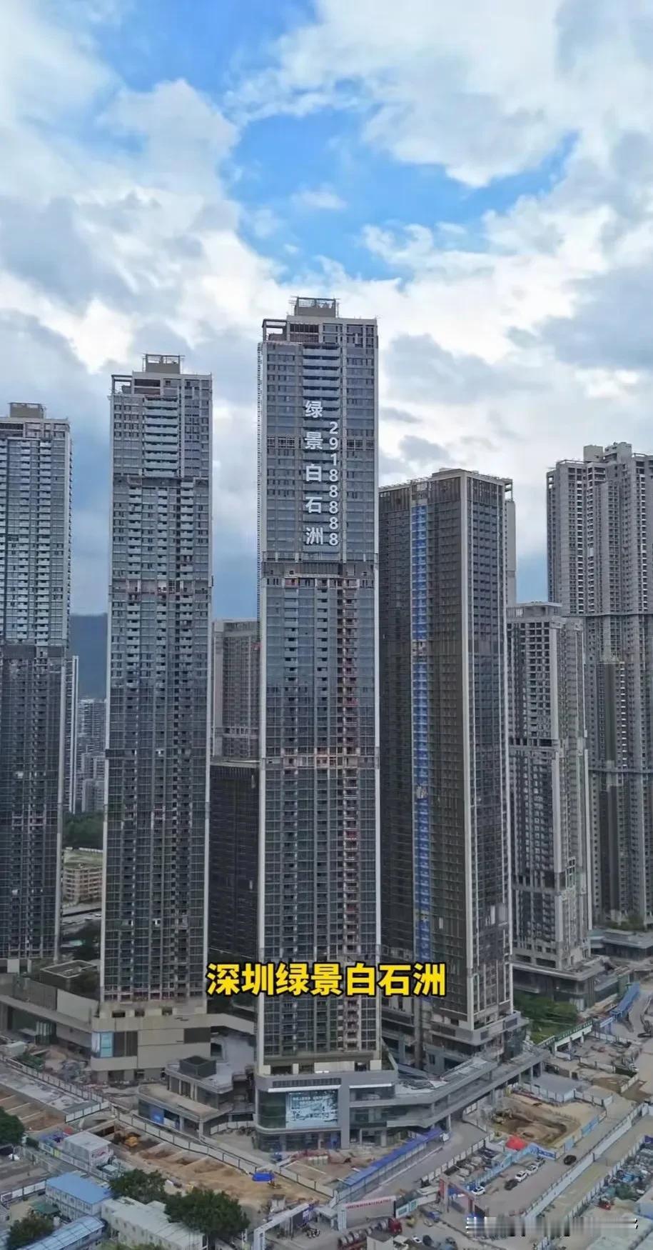 深圳白石洲在建的住宅楼，应该是国内目前最高的住宅建筑了吧？其中有三栋楼房，每栋高