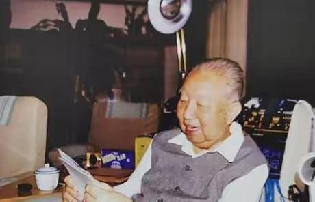 1998年1月，长沙市委代表蒋新祺去看望华国锋，交谈中，已从不过问政治的华国锋突