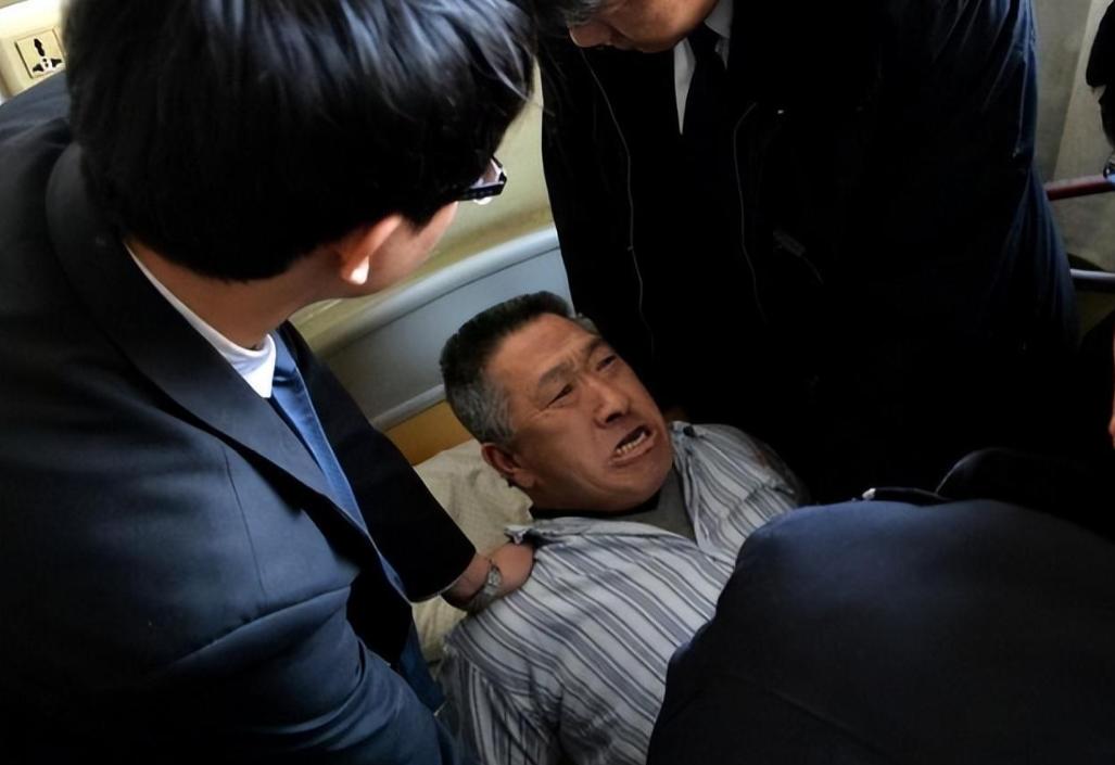 简直没天理！北京，一位58岁男子突然得了重病，被送进重症监护室。快不行的时候，他