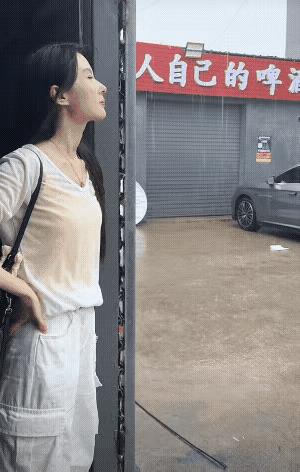 美女智商感人[无奈吐舌]