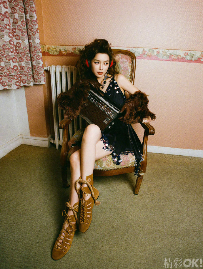 文咏珊公园长椅上拗造型被文咏珊公园长椅造型美晕，松弛慵懒，精致感拉满，大片感十