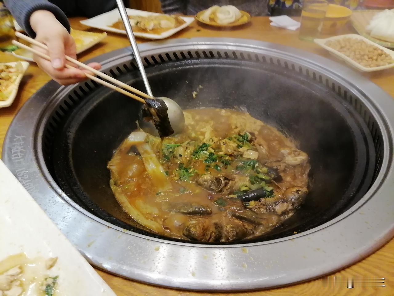 此刻，我已经回到老家，和两个姐姐住在一起。我大姐的同学来了，是我大姐在大学宿