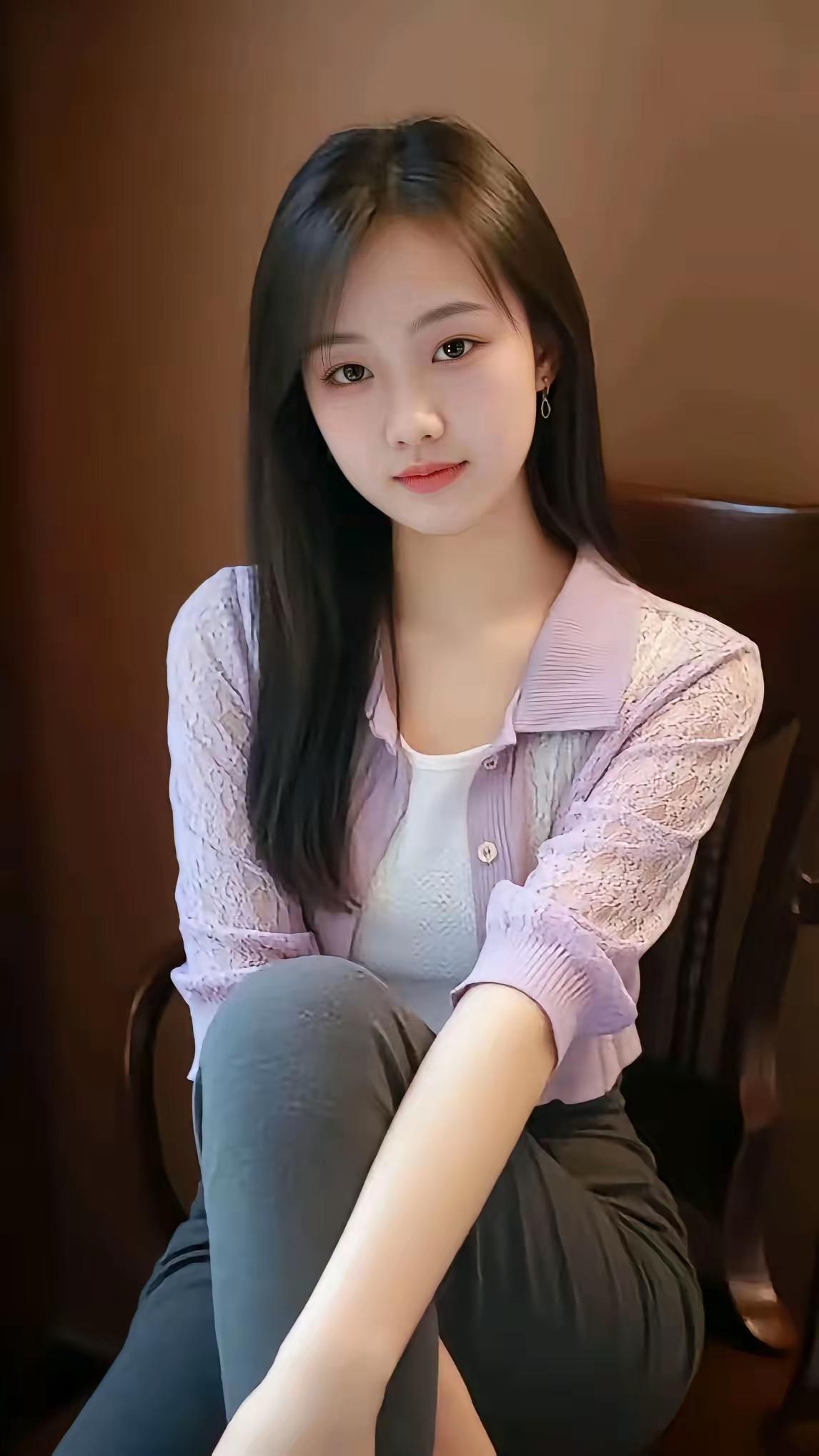 这姑娘穿得真舒服，坐得也舒服。