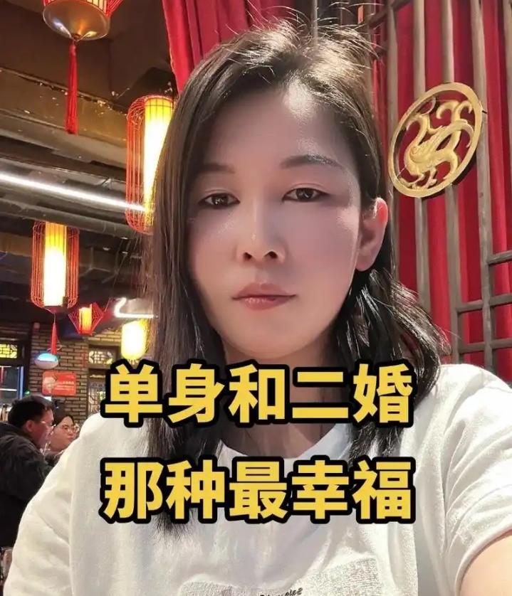 在饭店饭桌前抛出灵魂拷问：单身和二婚哪种过得更幸福？大伙看法分歧直接拉满。单