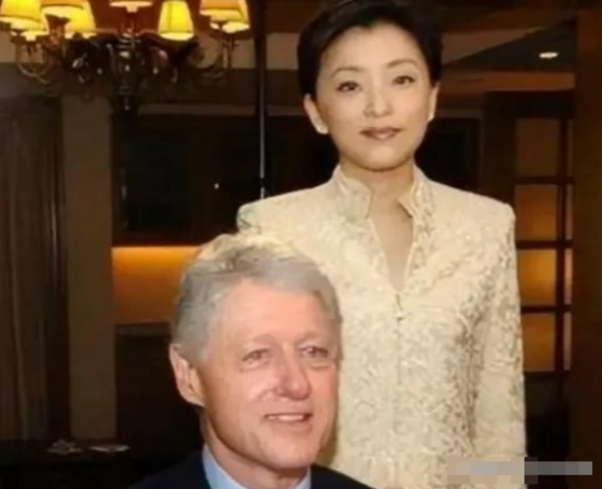 1994年，26岁的杨澜不顾父母的反对，坚决要和银行上班的丈夫张一兵离婚，转身嫁