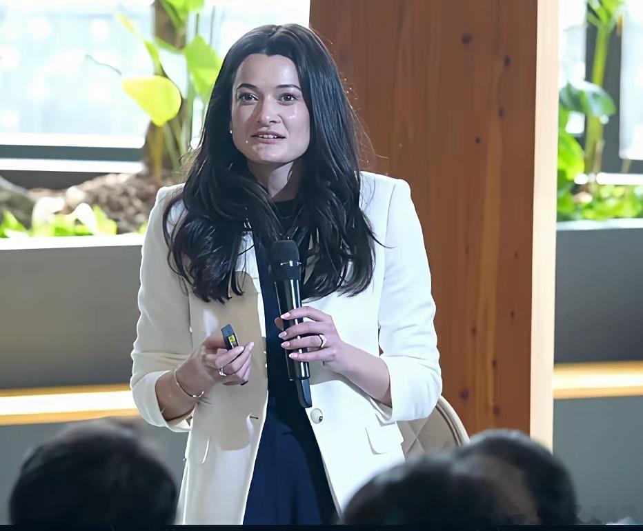 黄仁勋女儿黄敏珊演讲时的一张留影，目前是英伟达仿真软件部门Qmniverse高级