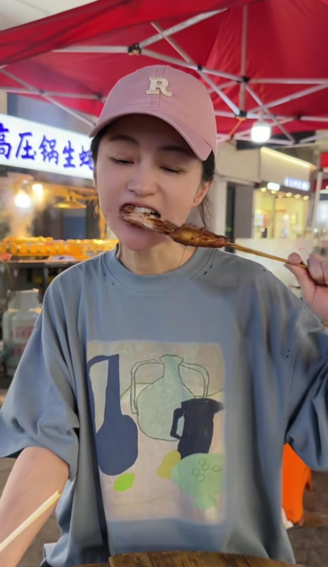 姚笛回了一趟老家，体验了一把，老家的作息方式，下午5点半开始吃饭，八九点