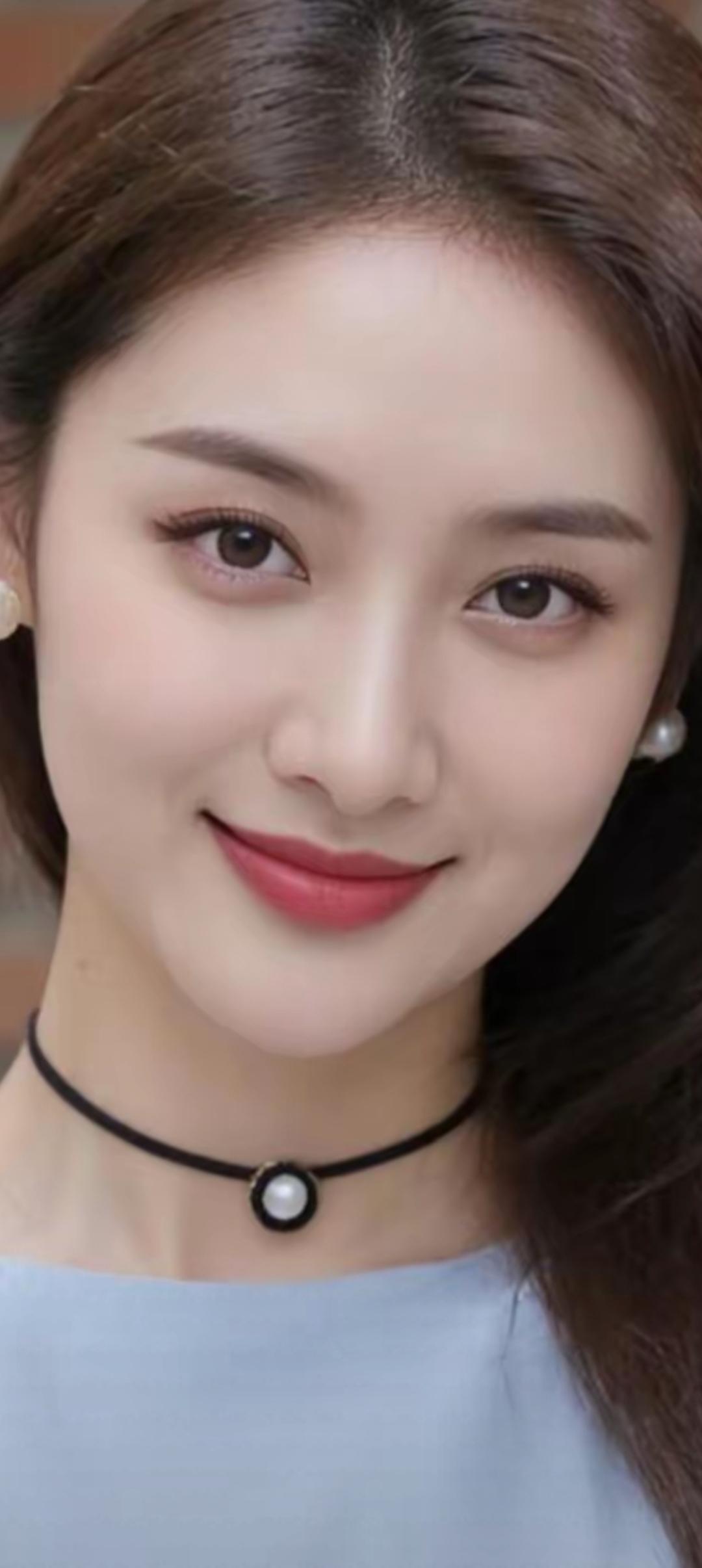 温柔甜美的笑容，珍珠耳环和黑色颈链点缀，尽显优雅气质。