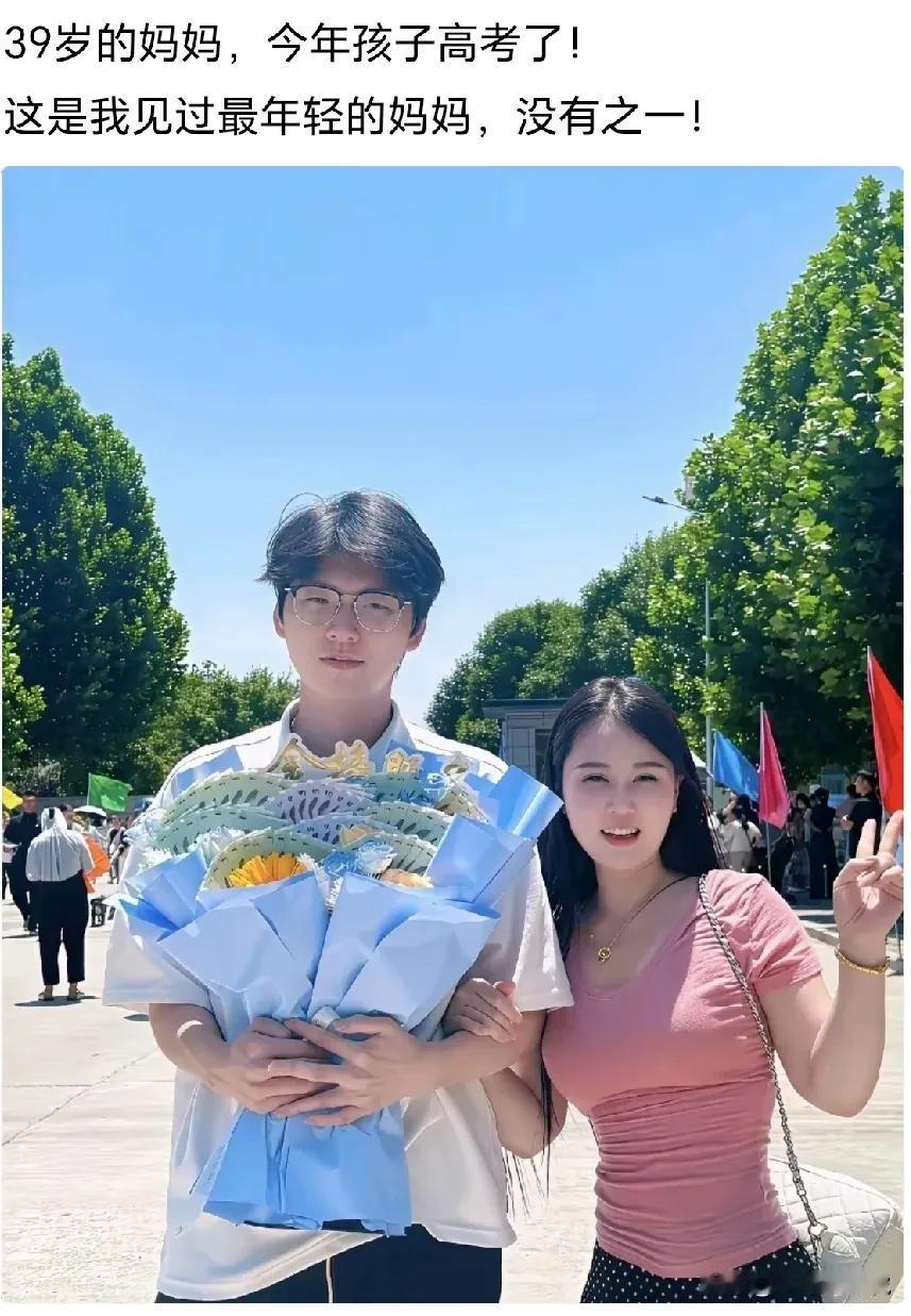 儿子都那么大了，妈妈气质居然还那么好，真是太牛了吧！[捂脸哭][捂脸哭][捂脸哭]