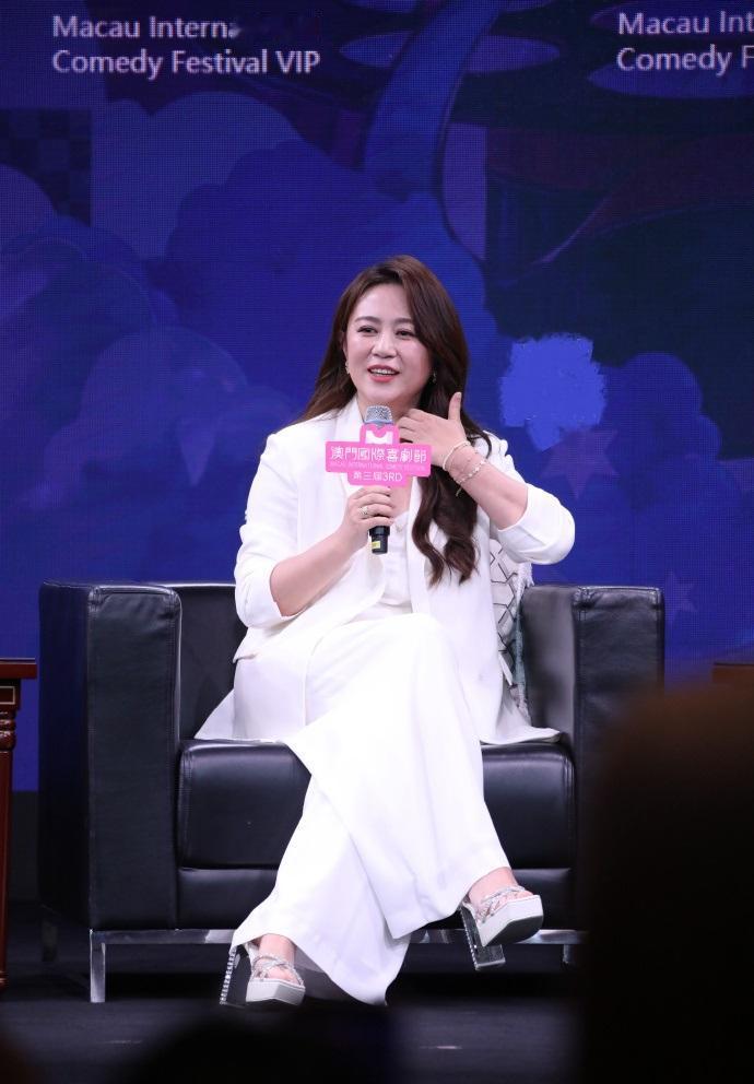 今天马丽在澳门参加活动，她这次穿了一身白色的套装，看上去特别的靓丽。马丽里面