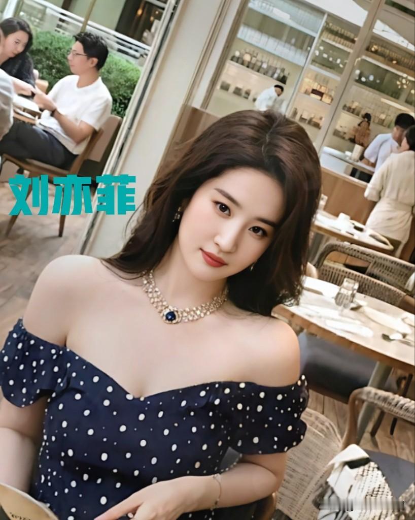 刘亦菲这造型也太美了！抹胸花边裙，花边在灯光下闪得我移不开眼，卷发温柔又带点小妩