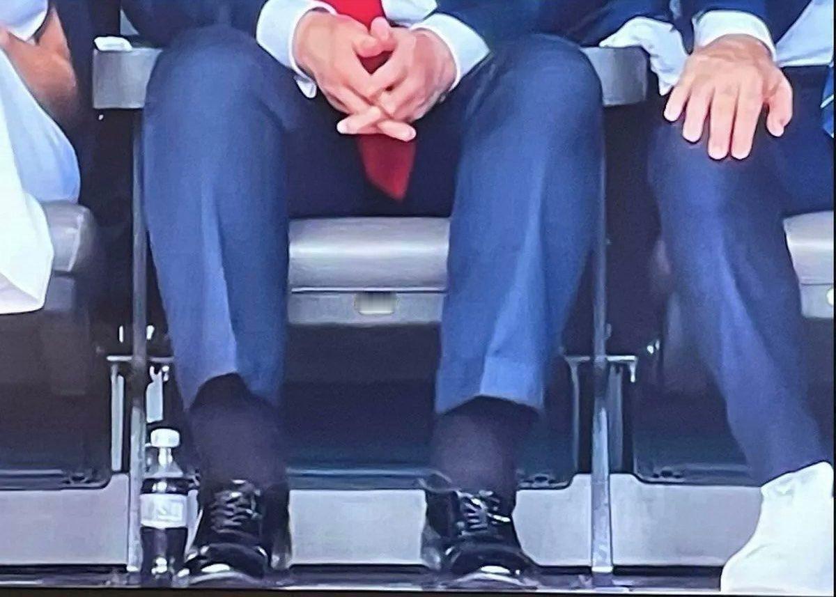 老年人身体容易出现各种问题，属于正常现象，特朗普的手和脚肿了。隔壁的查尔斯三世