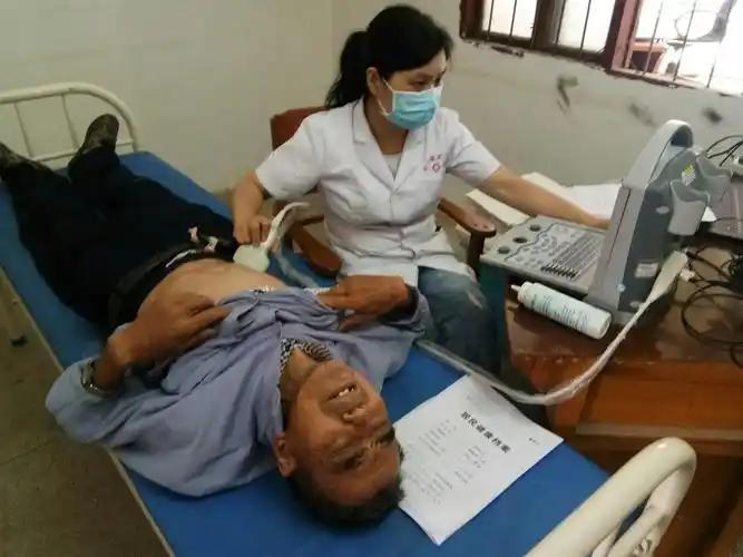 越来越多的人查出胃癌！医生含泪提醒：冰箱放久的东西，别再吃了在一家小诊所里，