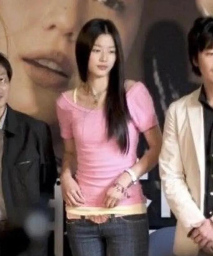 翻找低腰裤时意外刷到这组图，直接被全智贤美到心跳加速！无论是穿搭氛围还是状态都太