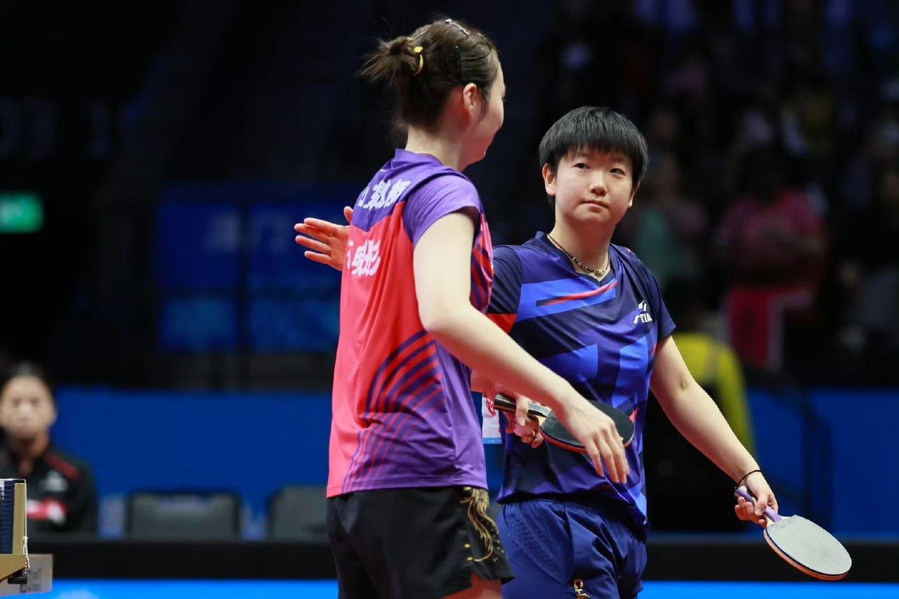 让莎莎扎裤子给笑死，赛后轻拍王晓彤，笑着和山东队教练击掌聊天。11.12日，