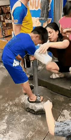 小孩子调皮捣蛋，手伸进钢管里出不来了！妈妈笑得挺开心的，倒是爸爸，拿个钳子敲来敲