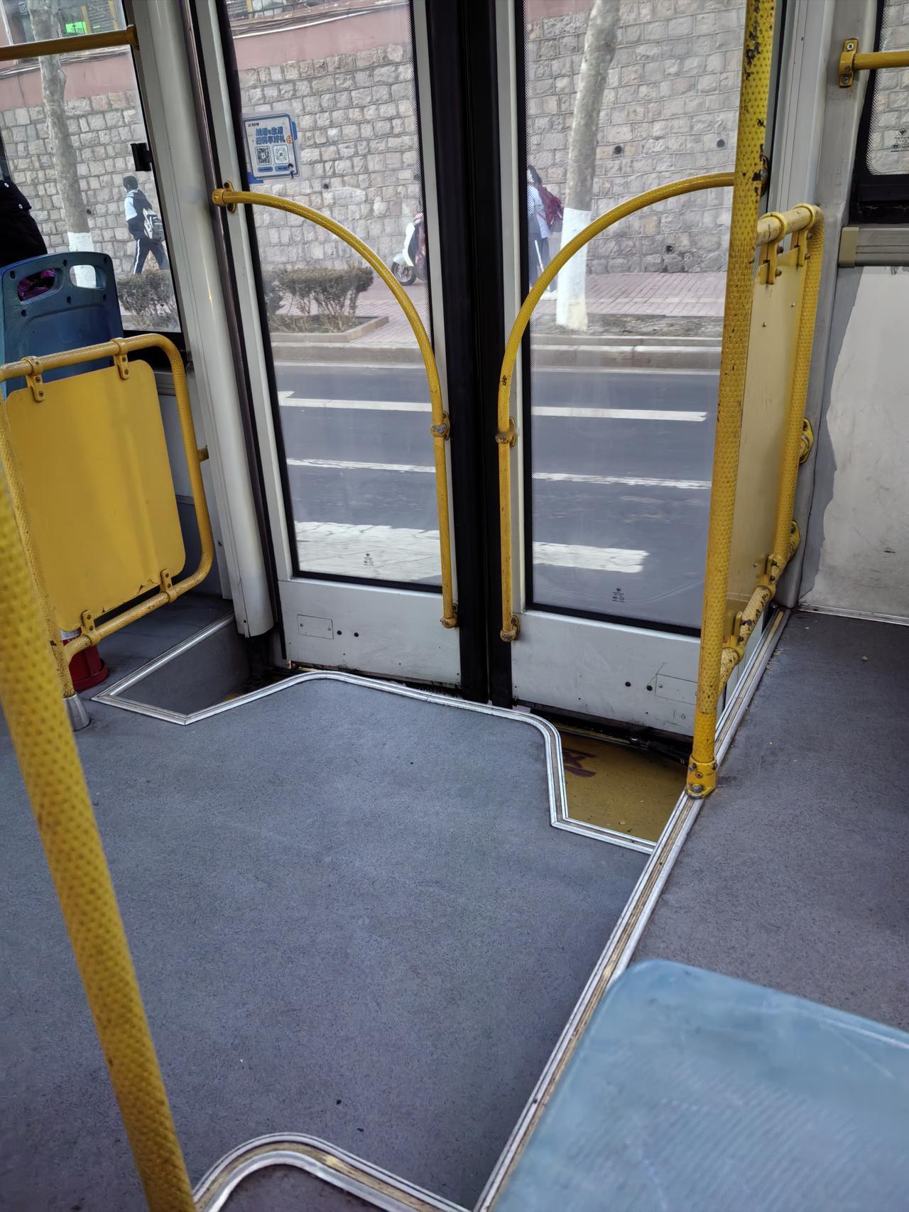 今年第一次去医院，突然鄙视自己的抠搜了。6点50出门，天还蒙蒙亮，冷飕飕的，