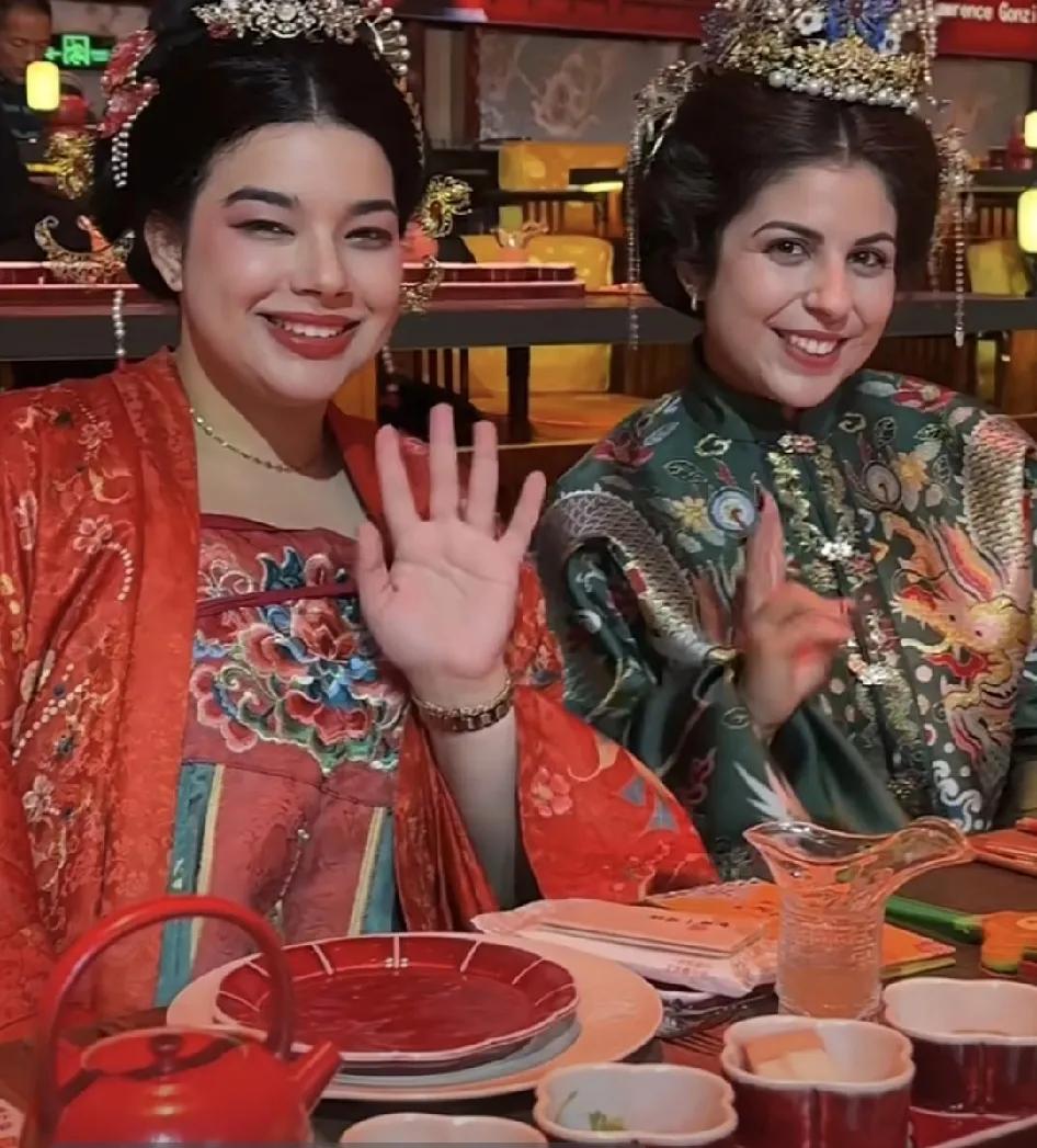 看了明史，又看了北京一家热火朝天的饭店，评论也太极端了。有穿唐汉服的，有穿格格