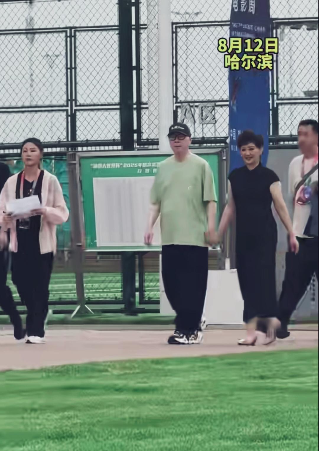 冯小刚徐帆夫妇亮相成龙电影周闭幕式，两口子全程牵手进场。冯小刚导演气度不凡，徐帆