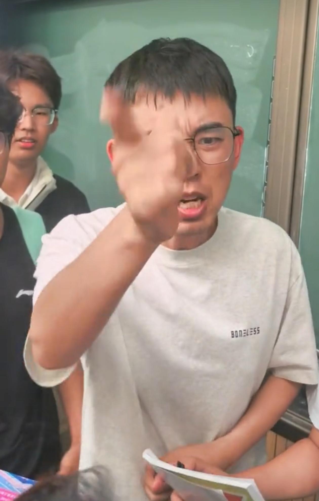 博士退学的耿同学回到母校吉林大学宣讲，被学妹调侃：我能毕业吗？耿同学情绪激动高呼