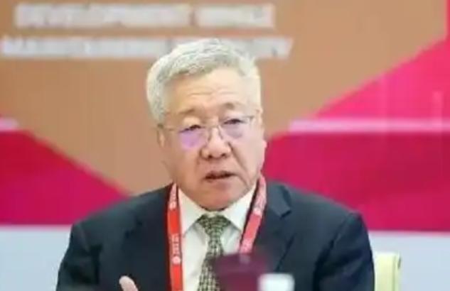 要想让老百姓过上踏实日子，就得先把特权砸干净。”近期这句话在网络广泛传播，配图常