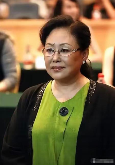 1968年，18岁的斯琴高娃嫁给了27岁的孙天相。结婚第三年，只生了一个女儿丹丹
