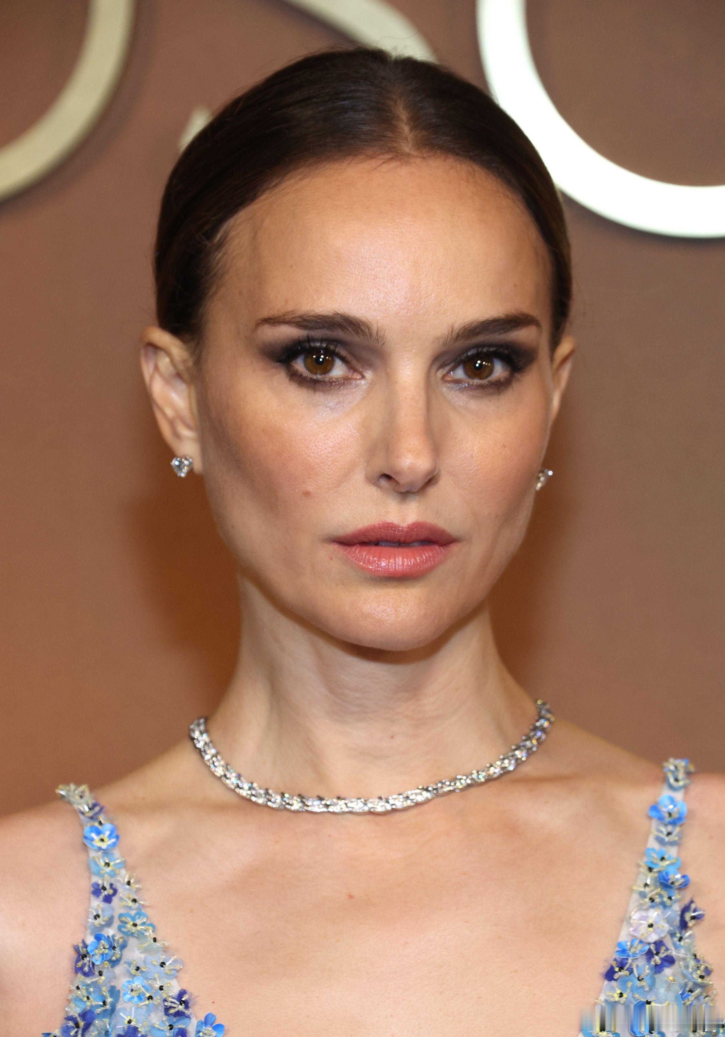 娜塔莉波特曼在洛杉矶出席16届奥斯卡理事会奖颁奖礼，波波一脸严肃【裙子好精致