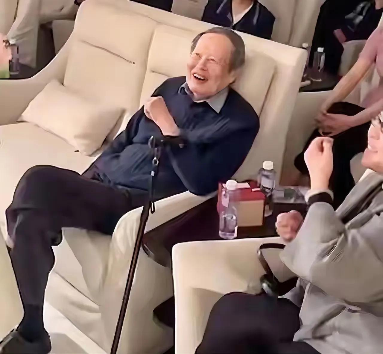 杨老看起来精神不错他说想活到茶寿，多陪伴妻子几年茶寿这个词还是比较冷门哦