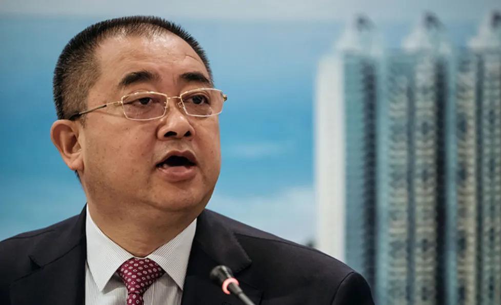 重磅爆料！逃往海外的恒大“二当家”终于被找到了。2025年4月的加州尔湾，阳