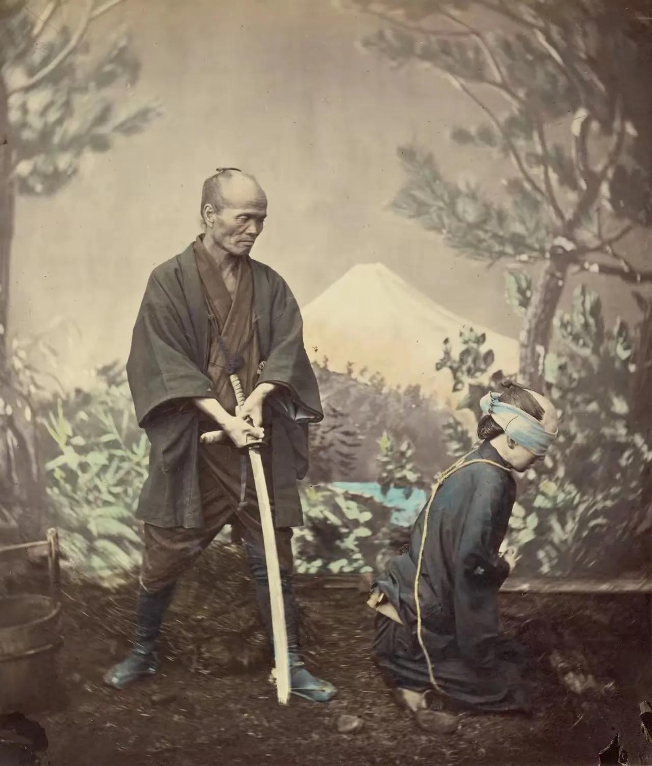 看到19世纪日本刽子手的照片，那阴森的氛围真让人后背发凉。这不禁让人联想到日军在