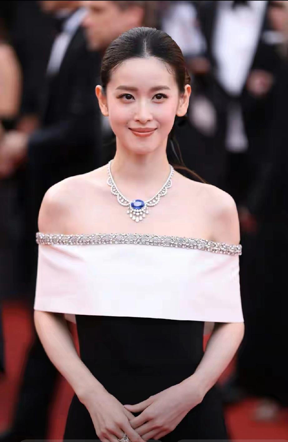 章泽天戛纳杀疯了！88.88克拉蓝宝石配绝骨相，美到失语
