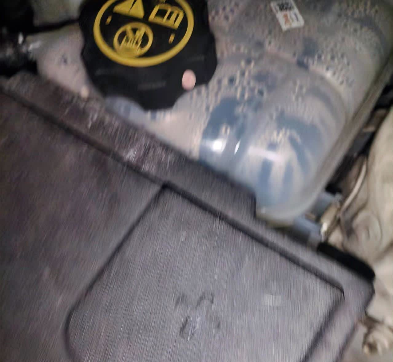 “水温过高，请立即熄火停车”，车刚进地下车库，突然好像走不动了，定睛一看，妈呀，