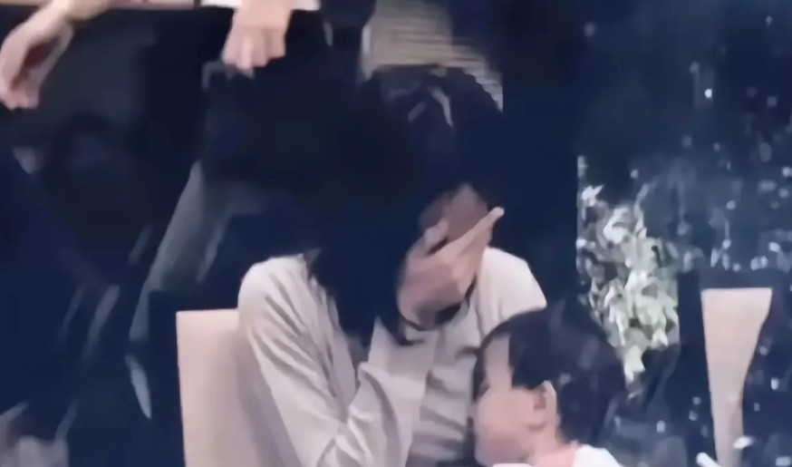当年离婚王菲把窦靖童紧紧搂在怀里，小小的人儿还不懂妈妈为何颤抖。再飒的女王，此刻
