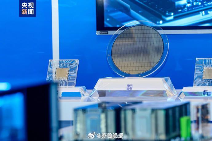 【#中国自研AI芯片取得架构突破#】#中国AI芯片不依赖先进制程#7月13日，