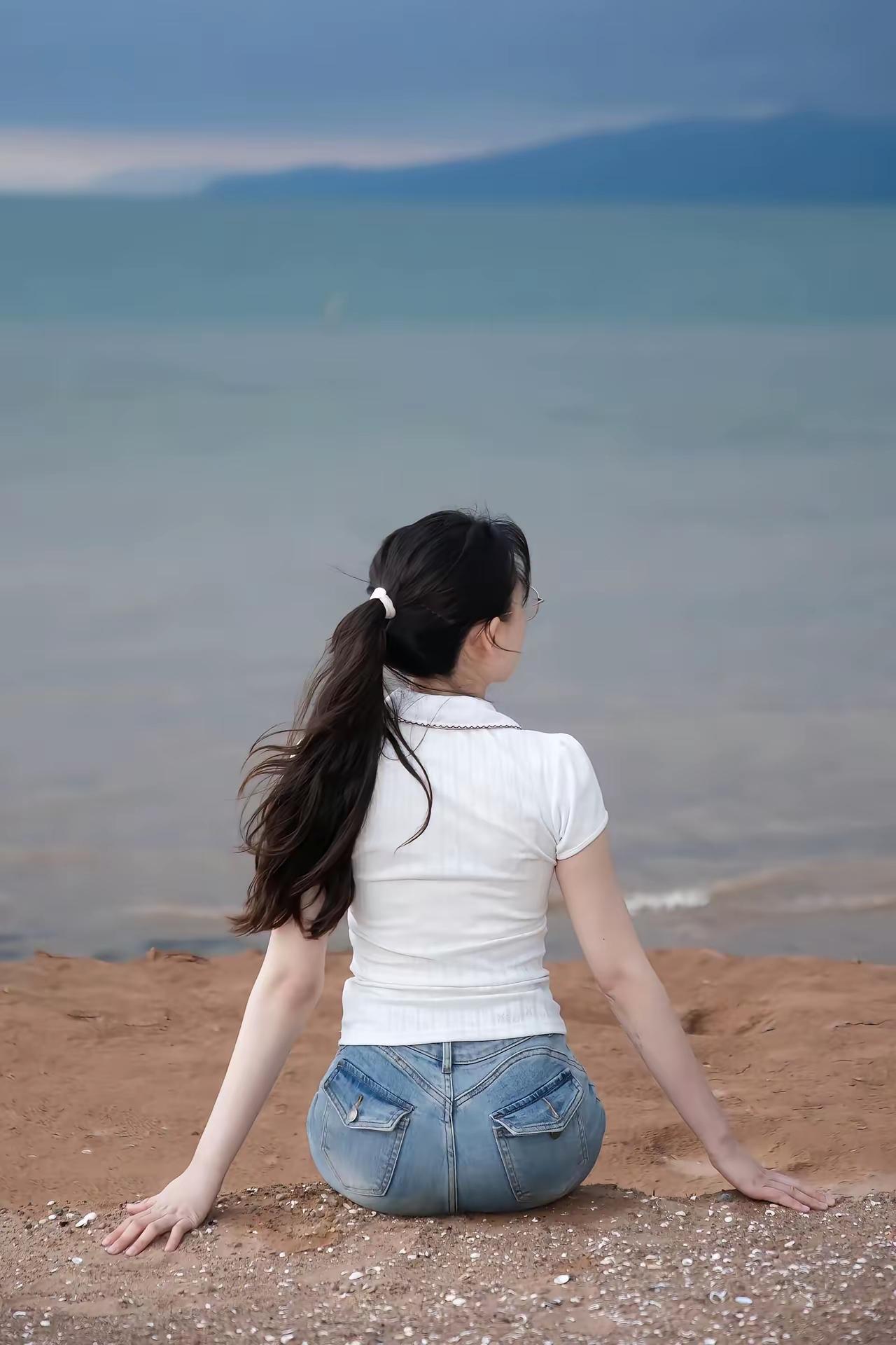 海边独坐，静享海风拂面，感受大自然的宁静与美好。