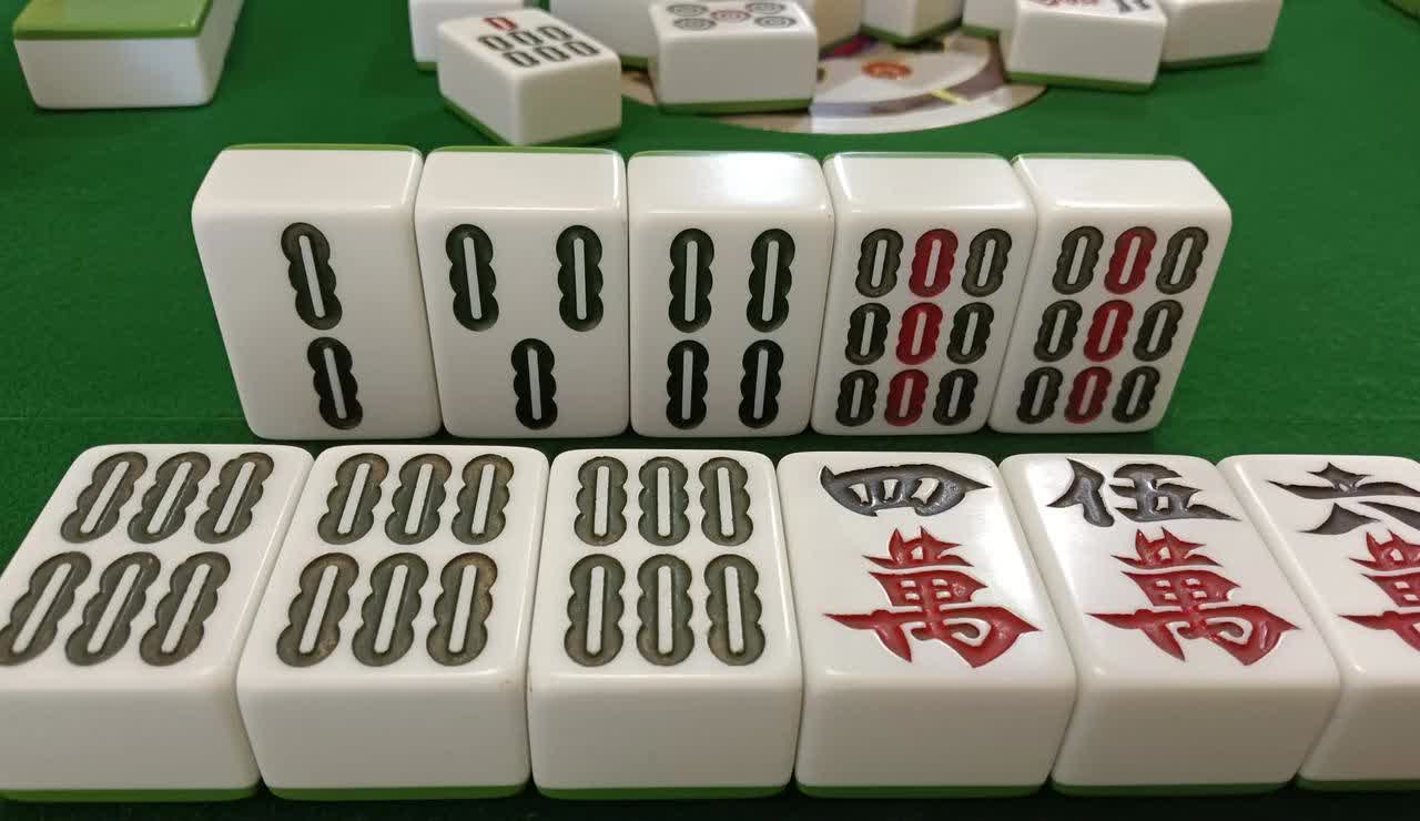 下午和朋友打10元麻将，手气还不错，打了一个小时突然喊开会，朋友们还是有点不高兴