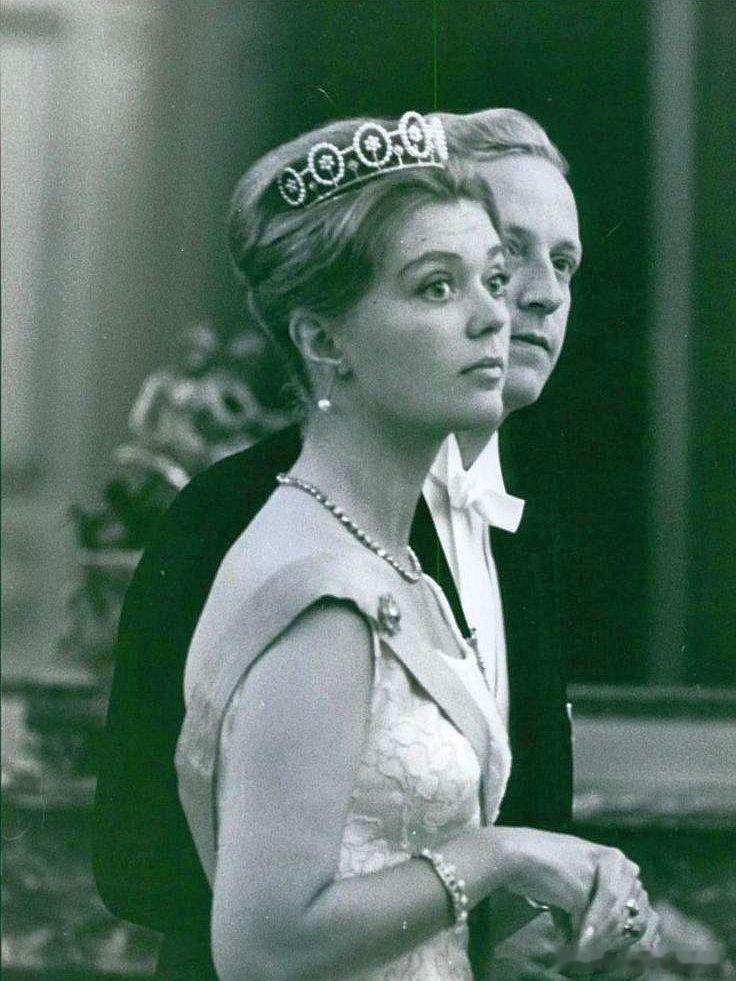 珠宝盘点瑞典哈加四公主各自拥有的王冠，尽管她们没有成年冠，但还是通过结婚或继承