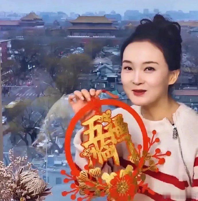 晴格格王晴为什么每次在家拍照都要把故宫拍进去还真当自己是格格了？