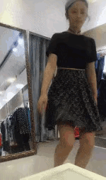 镜子出卖了她，哈哈。